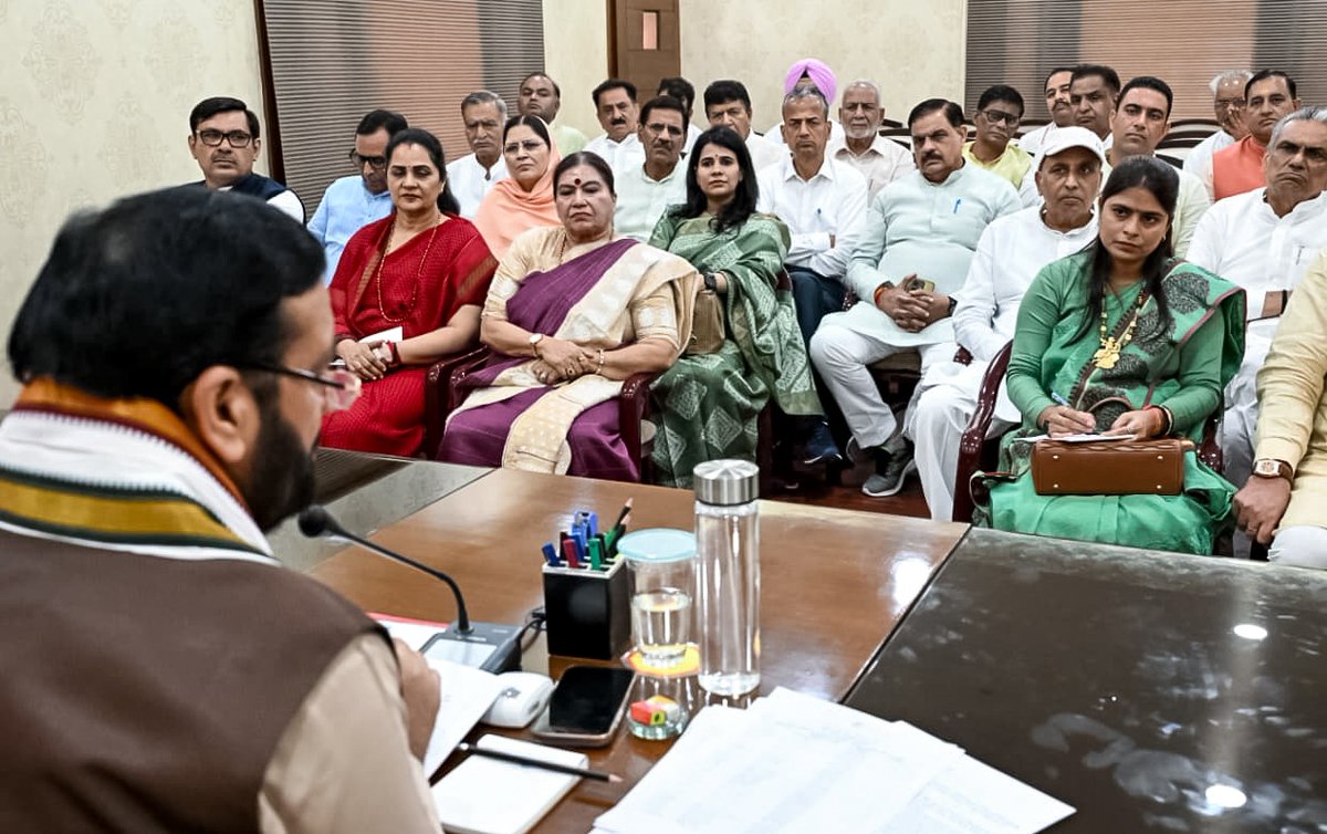 NayabSainiBJP's tweet photo. 2024 में हुए विधानसभा चुनाव को लेकर आज चंडीगढ़ में पार्टी के 42 प्रत्याशियों के साथ महत्वपूर्ण बैठक की। इस बैठक में सभी साथियों को यह आह्वान किया कि वे मंत्रियों और विधायकों के साथ बेहतर सामंजस्य स्थापित करते हुए केंद्र और राज्य सरकार की जन-कल्याणकारी योजनाओं का लाभ प्रदेश के अंतिम व्यक्ति तक प्रभावी ढंग से पहुँचाने का कार्य करें।

हरियाणा की ट्रिपल इंजन सरकार प्रधानमंत्री श्री @narendramodi  जी के नेतृत्व में जनसेवा और विकास के कार्यों को तिगुनी रफ़्तार से प्रत्येक परिवार तक पहुँचाने के लिए पूर्णतः प्रतिबद्ध है।