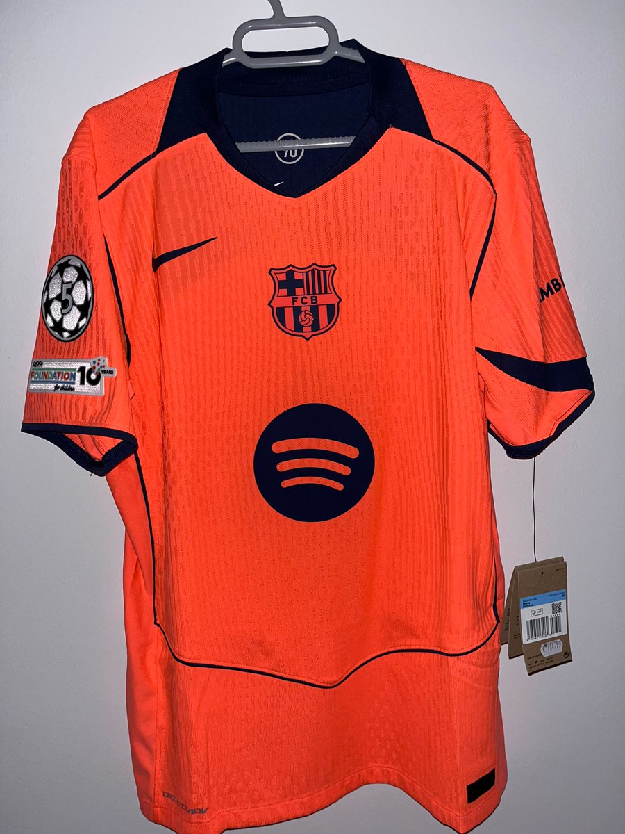 👕 Así es la 3ª equipación del Barça 25/26 al detalle.

📌 Nuevo diseño y acabados exclusivos TOTAL 90.

¿Qué nota le pones a esta camiseta?