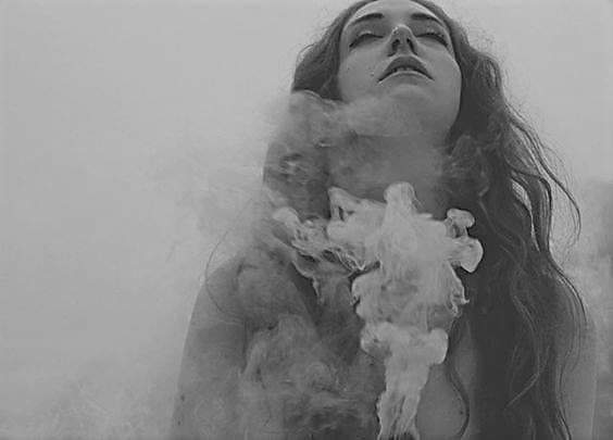 "En fin, ya vendrá la calma,  sólo se está muriendo un algo, aquí, donde me comienza el alma." 
Chavela Vargas