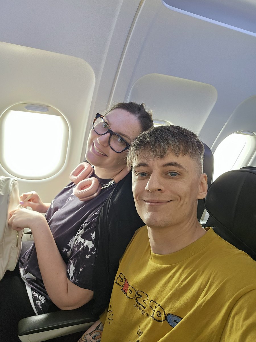 CadetGrumpyDuck's tweet image. On the plane to Germany for @gamescom with my beautiful wife 💜 first time attending Gamescom, it wont be that much walking ... right?