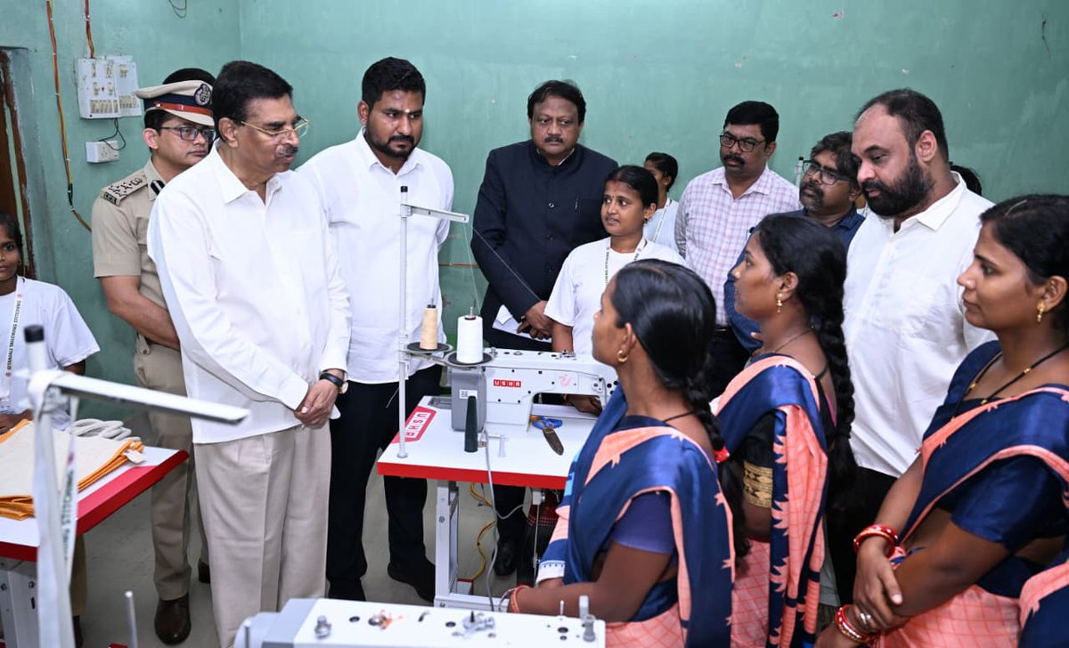 Hon’ble Governor Dr. Hari Babu Kambhampati visited Kadabaranga Rural Industrial Park, Bhadrak, and engaged with SHGs, Producer Groups, and Lakhpati Didis.
The interaction showcased inspiring stories of self-reliance, women’s empowerment, and community-led rural enterprise.