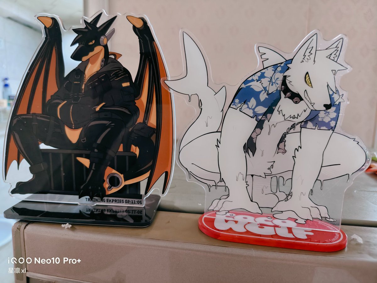 分别买了<a href="/BiFoxFanMing/">梵铭FUR</a>家的周边，超喜欢！（此外感觉第二天早上冰箱里面会突然出现一瓶椰奶）