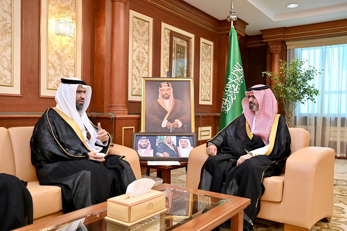 سمو نائب أمير منطقة جازان 
#ناصر_بن_محمد 
يستقبل رئيس جمعية ثمرة للتسويق الزراعي والتصنيع الغذائي بالمنطقة.