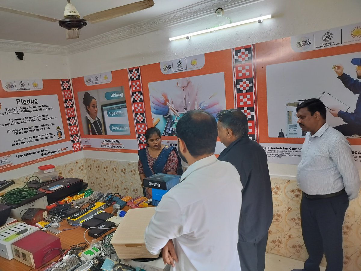 deex_rayagada's tweet photo. Today,  Shri Girish S.N, IAS, Commissioner-cum-Secretary, PR &amp; DW Deptt., Odisha and Collector &amp; District Magistrate, Rayagada, visited the District Skill Centre, Ambaguda, Rayagada and interacted with the trainees Field Technician &amp; Computer Peripheral Job Role under Nua Odisha. https://t.co/50xnGjhg9b