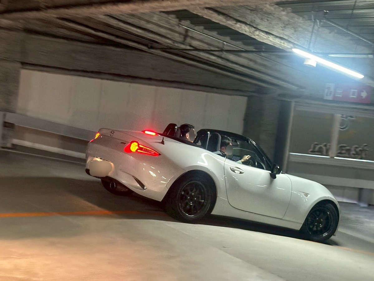 ロードスターニキ
先輩を横に乗せるも身体でかすぎてオープンにしたら頭が出てしまう事態に

マリオカートかよ