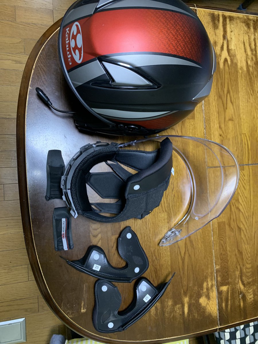 ikehiro20220903's tweet image. ヘルメットが…余りにも汗💦を吸ってるので洗濯🧺しました。
シールドも外したので思いっきり洗えました。なんか気持ちいいですね。
チークパッドが下手って来たのでさらを注文しました。
値段が1,000円上がってました😱

#OGK EXCEED
