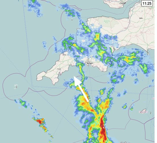 looking at the latest rain radar going to turn wet rain with rumbles of thunder, and it looks like it could be in for a while, Jeff <a href="/CHBNRadio/">CHBN Radio</a> @julieskentelbury