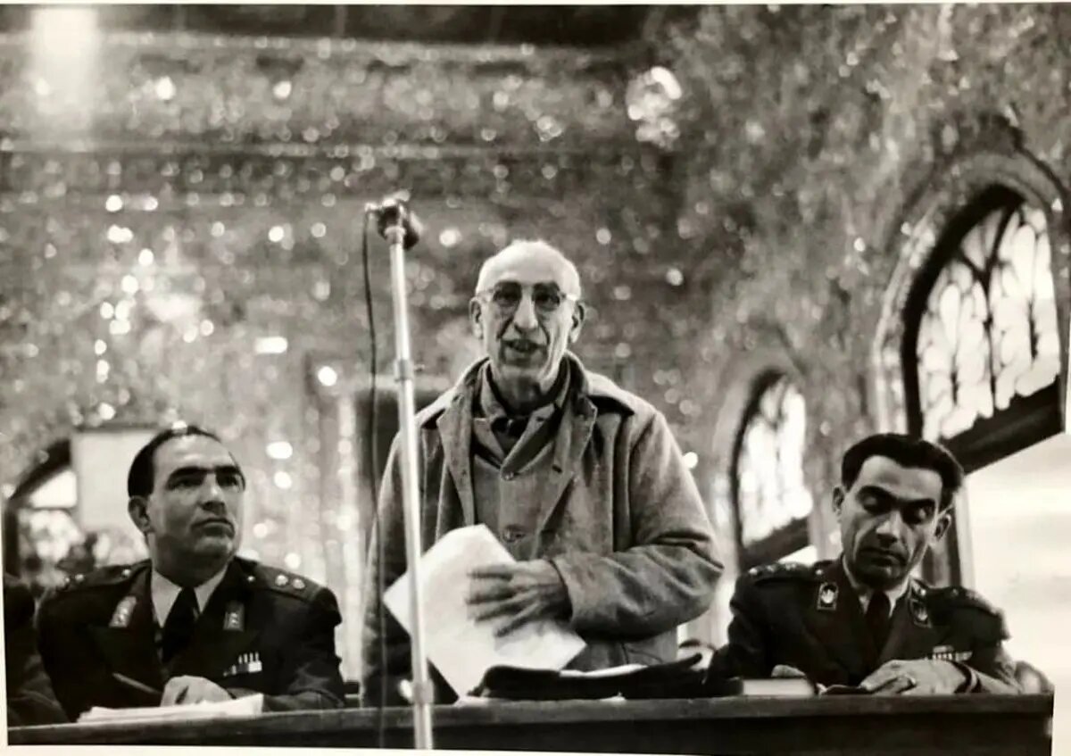 IraninSpain's tweet photo. Hoy es el aniversario del golpe de Estado anglo-estadounidense de 1953 que derrocó al gobierno democráticamente elegido de #Mosaddegh en #Irán. El golpe tomó como rehén las aspiraciones de los iraníes por la libertad y la democracia durante 29 años, porque 🇺🇸🇬🇧 afirmaron que la nacionalización de la industria petrolera iraní era una amenaza para la paz. ¡Los mismos regímenes creen que el programa nuclear iraní, pacífico y supervisado por el OIEA, es una amenaza!
Sí, la historia se repite.