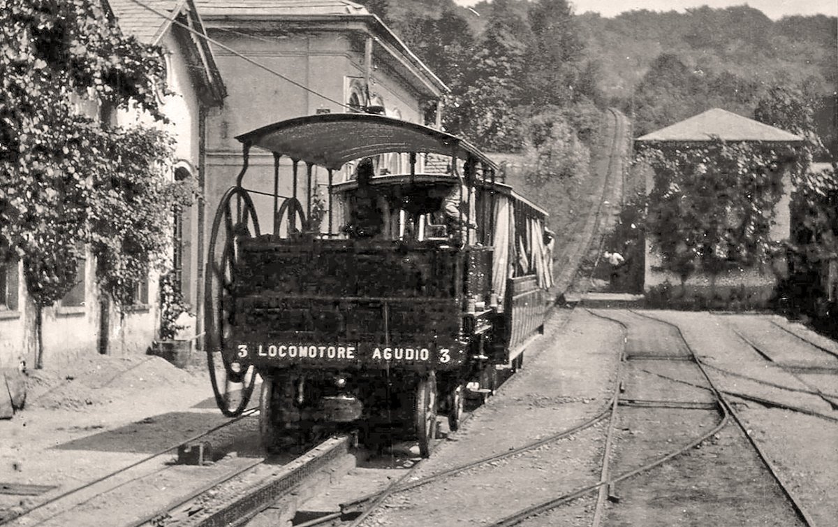 Torino - Stazione di Sassi a Superga. Passenger wagons are ready to be pushed by "Locomotore Agudio 3" which is moved by a non stop cable located on the left side of the track (1884-1934) replaced by cog railway in 1934  🇮🇹 🚞
#funicolare #Agudio #Torino #Piemonte #Italy