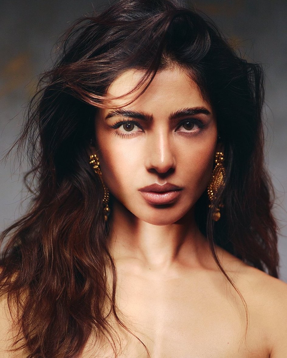 Instead of that Gold Necklace, she should had wore a Mangalsutra 

Would had looked Hottest on her N*ked body