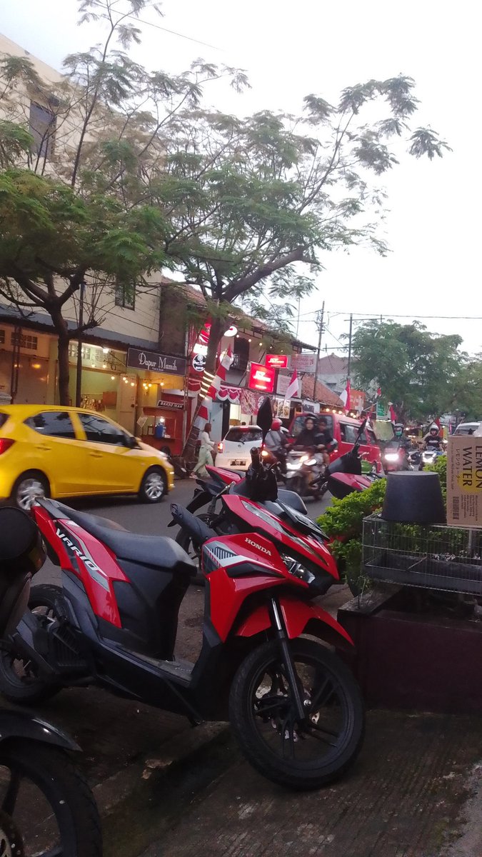 Mencoba menjadi manusia seutuhnya, duduk santai didepan gang, ngeliatin sekitar nikmatin sore kemudian bersyukur