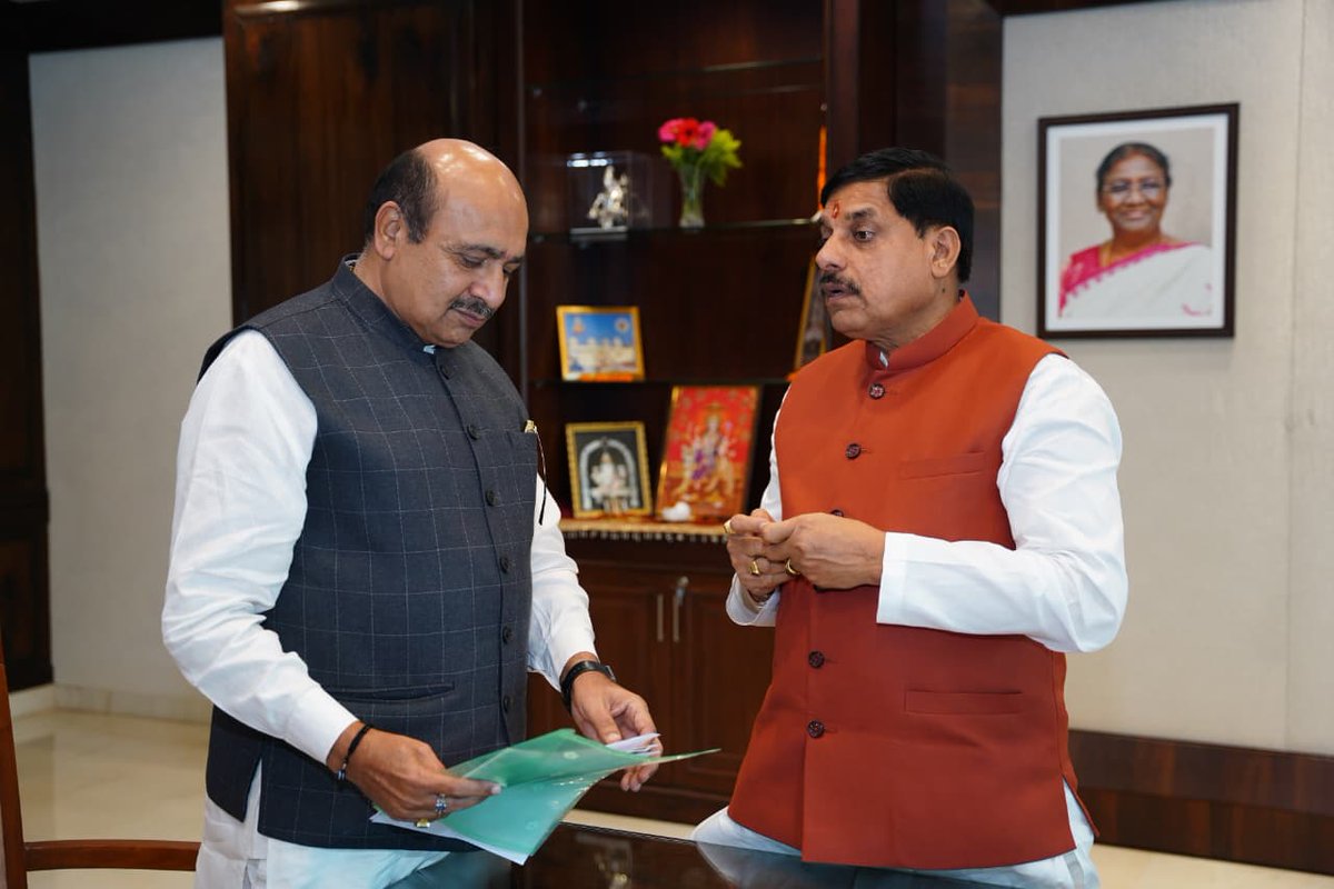 Office of Dr. Mohan Yadav (@drmohanoffice51) on Twitter photo माननीय मुख्यमंत्री जी से आज मंत्रालय में जबलपुर कैंट विधानसभा क्षेत्र से विधायक श्री अशोक रोहाणी जी ने शिष्टाचार भेंट की।
<a href="/DrMohanYadav51/">Dr Mohan Yadav</a> माननीय मुख्यमंत्री जी से आज मंत्रालय में जबलपुर कैंट विधानसभा क्षेत्र से विधायक श्री अशोक रोहाणी जी ने शिष्टाचार भेंट की।
<a href="/DrMohanYadav51/">Dr Mohan Yadav</a>
