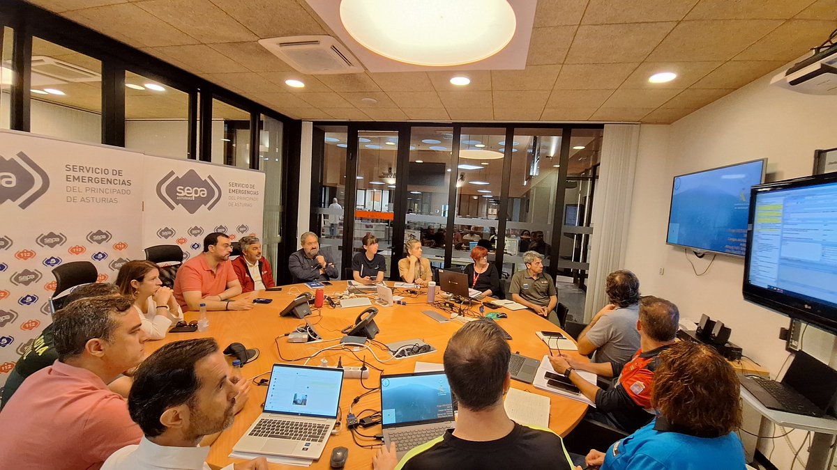 En la reunión del CECOPI se ha informado que a estas horas se contabilizan en Asturias 17 incendios forestales, 8 activos, 8 controlados y 1 estabilizado.

Dada la relevancia del incendio  procedente de Anllares del Sil  se desplazará hoy el Puesto de Mando Avanzado  a Degaña.