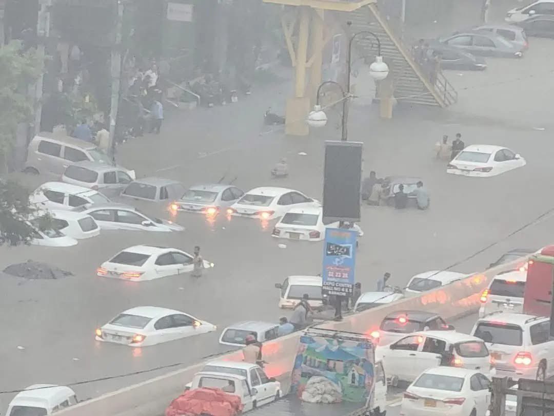 کراچی کی بارش نے ثابت کردیا کہ پیپلز پارٹی حکومت کی کرپشن نے شہر کو کھنڈر بنا دیا ہے، ترقی کے نام پر کھائے گئے اربوں روپے پانی میں بہہ گئے۔ 
🌧️ #KarachiRain #Corruption