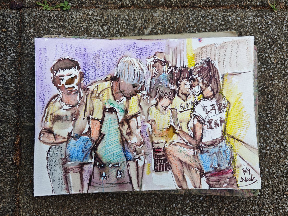 2025.8.19
#寧靜手札
今天中午來北檢外陪阿北，順便送白爸寶貝我的自製T，沒想到白爸也回送了我一件包巾，太棒了，這天氣熱得我隨時都想洗澡，快瘋了。下午聽完怡萱他們出來採訪的結果，可以知道所有被找來作證的公務員都說京華城案合法合規，柯文哲無涉入決策。到底這些檢察官跟法官還要押多久？
