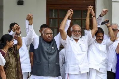 realyssharmila's tweet photo. INDIA కూటమి ఉప రాష్ట్రపతి అభ్యర్థిగా జస్టిస్ బి. సుదర్శన్ రెడ్డి గారి పేరు ప్రకటించడం తెలుగు ప్రజలకు గర్వకారణం. పార్టీలు, రాజకీయాలను పక్కన పెట్టీ న్యాయ నిపుణుడికి INDIA కూటమి అవకాశం ఇవ్వడం హర్షణీయం. సామాన్య రైతు కుటుంబంలో పుట్టిన వ్యక్తి సుదర్శన్ రెడ్డి గారు. దేశంలో ప్రజాస్వామ్యం అపహాస్యం అవుతున్న ఈ సమయంలో సుదర్శన్ రెడ్డి గారి లాంటి న్యాయరంగ నిపుణులు ఉప రాష్ట్రపతి పదవిలో ఉంటేనే రాజ్యాంగం పరిరక్షించ బడుతుందని INDIA కూటమి బలంగా నమ్ముతుంది. 

INDIA కూటమి ఉప రాష్ట్రపతి అభ్యర్థి ప్రకటన తెలుగు వారికి దక్కిన గౌరవం. రాజకీయాలకు అతీతంగా తెలుగు రాష్ట్రాల ప్రజా ప్రతినిధులు ఏకం కావాల్సిన సందర్భం ఇది. తెలుగు బిడ్డకు దక్కిన అవకాశాన్ని సద్వినియోగం చేసుకొనే సమయం ఇది. సుదర్శన్ రెడ్డి గారు కాంగ్రెస్ పార్టీ సభ్యుడు కాదు. ఆయనకు ఏ రాజకీయ పార్టీతో సంబంధం లేదు. ఆయన ఇండిపెండెంట్ ఎక్స్పర్ట్ కమిటీ చైర్మన్. సుదర్శన్ రెడ్డి గారిని తెలుగు బిడ్డగా పరిగనణలోకి తీసుకుని,న్యాయరంగంలో ఆయన చేసిన విశేష సేవలను గుర్తు చేసుకుంటూ, రాజకీయాలు ఆపాదించకుండా @JaiTDP TDP, జనసేన @JanaSenaParty ,YCP @YSRCParty , BRS @BRSparty పార్టీలు సంపూర్ణ మద్దతు ఇవ్వాలని కోరుతున్నా.  ఇందుకు చంద్రబాబు నాయుడు గారు@ncbn , జగన్ మోహన్ రెడ్డి గారు @ysjagan , పవన్ కళ్యాణ్ గారు @PawanKalyan ,KCR గారు @KCRBRSPresident సహకరించాలని విజ్ఞప్తి చేస్తున్నా.

@INC_Andhra @INCIndia @RahulGandhi @kharge @priyankagandhi @kcvenugopalmp