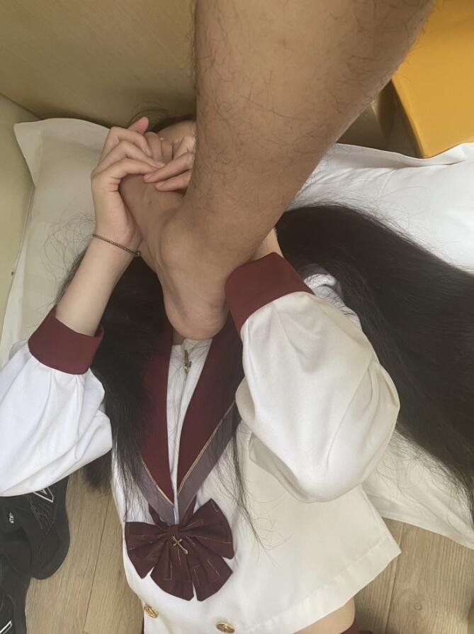 我必须对已经和即将上钩的雌鱼们澄清一点：当我称呼你为"傻屄"时，这并不是情趣性的"羞辱"，而是直接的形容和定义。
你问为什么？
当然是因为你那被卵泡腌制出的屄脑会为了一次小小的高潮而驱使你献出一切啊🖤
既然你明知后果却还是自投罗网，那么被我掏空一切价值之后贴上"傻屄"的标签，不是很正常吗^