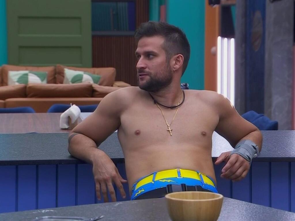 Barchiecute's tweet photo. Clovis, para mí en terminos de contenido era el mejor, siempre estaba en algo, siempre te hacia reír, tenía de los mejores posicionamientos y siempre fue leal a su team
#Lacasadelosfamosos4
#lcdlf4 https://t.co/dOjoHyk5CO