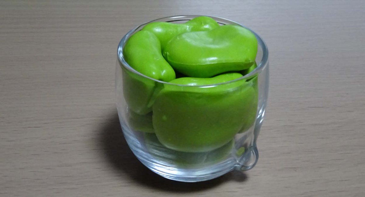 1993年11月に東洋ガラスパズルシティから発売された「まめ～につめて」。9個のそら豆をコップの中に詰めることが目的。元に戻せるかどうか不安に思いながらコップから出してしまったそら豆たち。そら豆のへこみ部分はヒントにならず何回もやり直しをしてようやく元に戻すことができた。