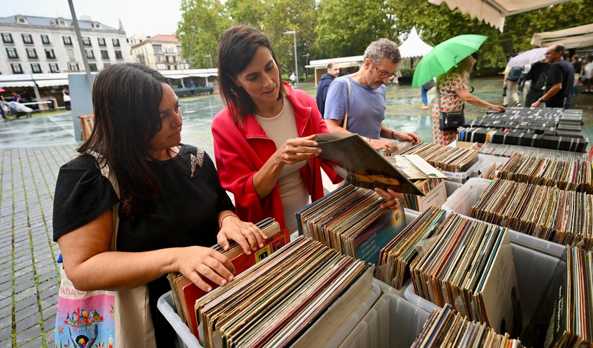 Inauguramos la 9.ª Feria Internacional del Disco y del Coleccionismo en la Plaza Alfonso XIII de #Santander Hasta el 24 de agosto, 16 stands, música en directo, DJ’s, exposiciones y presentaciones para disfrutar del vinilo y la cultura musical. 
¡Os esperamos! 📀