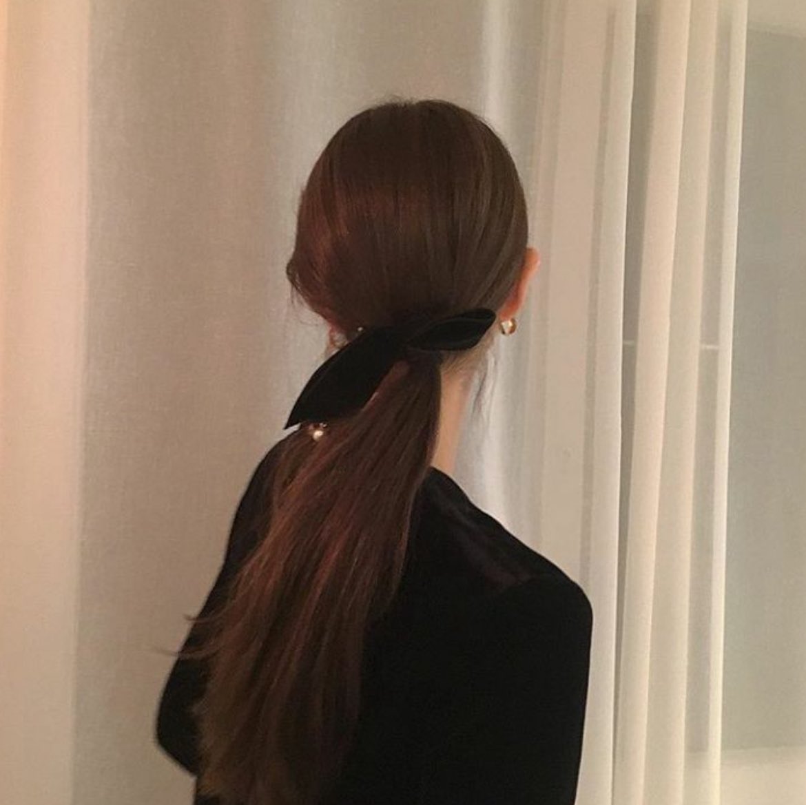 miyu_2255_'s tweet photo. 髪の毛ゆるく巻いてベロアのリボンでまとめるのﾒｯﾁｬ可愛い🤍あえて無造作にまとめると甘くなりすぎず大人可愛い雰囲気になる🧸🤎秋に向けて新調したい〰︎.ᐟ.ᐟ https://t.co/jw56MhajPQ