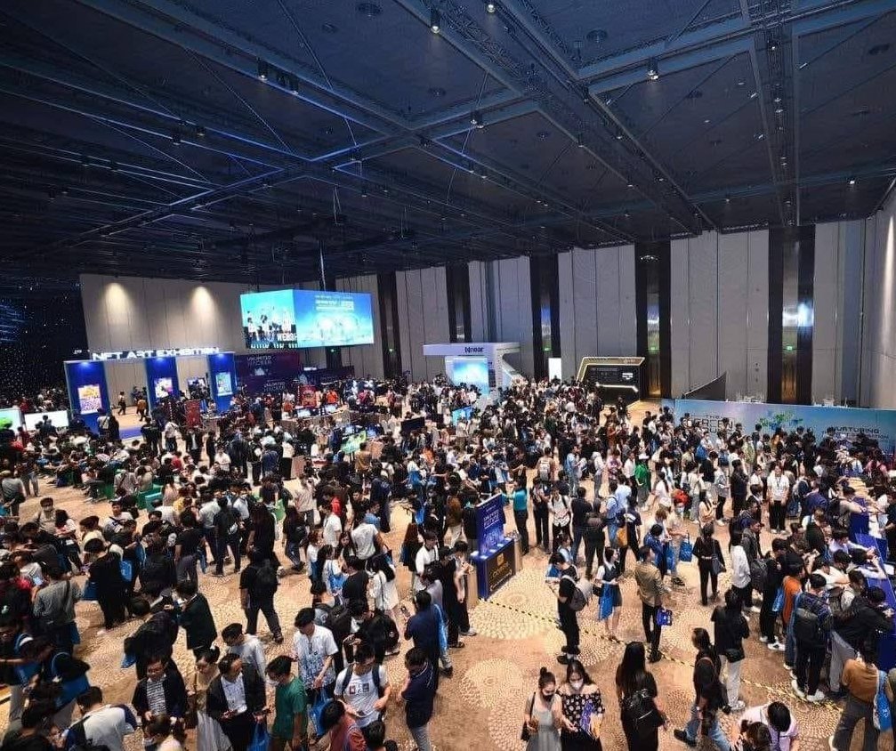 D5wav's tweet photo. The Global Web3 Forum 2025 in Singapore has officially concluded, successfully gathering over 8,000 attendees, including industry leaders and innovators, and delivering valuable perspectives on the next wave of DeFi, NFTs, blockchain infrastructure, and AI.

D5Wav, as a proud strategic partner of the forum, takes pride in contributing to the success of the program. We extend our sincere gratitude to the organizing team, our partners, and the vibrant community that made this event possible.

During the forum, D5Wav was honored to engage in insightful discussions with leading builders and ecosystem leaders, sharing our vision of fueling founders who are building the decentralized future. 👏

#D5Wav #Web3 #DeFi #NFTs #AI