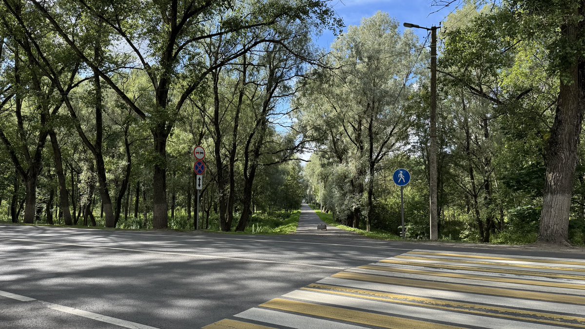 Аллея Николая Антонова в Великом Новгороде.
-
Nikolay Antonov Alley in Veliky Novgorod.
-
ヴェリーキイ・ノヴゴロドのニコライ・アントノフ路地。