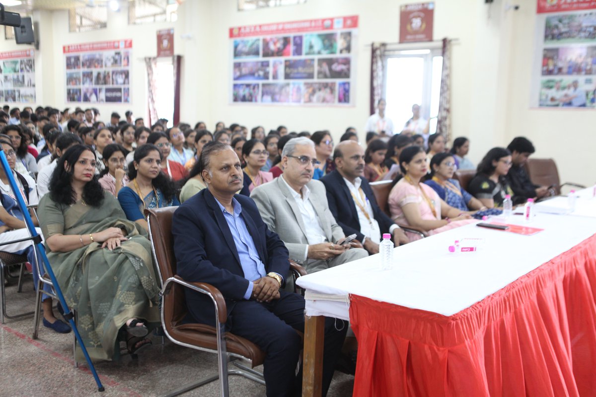 aryacolleges's tweet photo. As part of the #InductionProgram 2025 at #AryaCollege, Jaipur students had the privilege to attend an inspiring #MotivationalSession by Mr. @anilksjpr – Motivational Speaker on 18th August 2025,guiding students towards positivity, determination, and success. 

#OrientationDay https://t.co/JWoDhCxdrZ