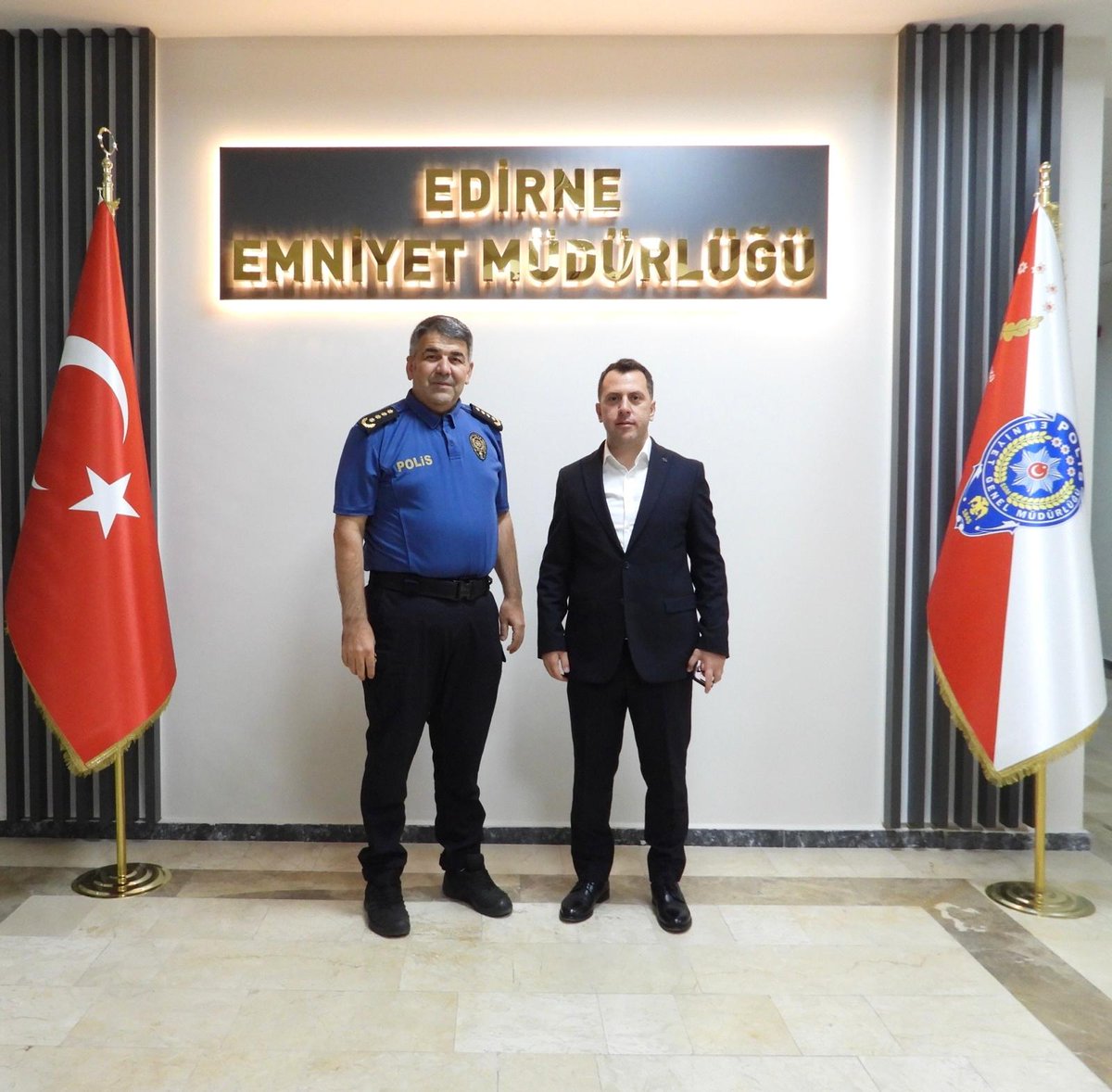 Keşan Cumhuriyet Başsavcısı Mustafa KÜÇÜKBEKİR, İl Emniyet Müdürümüz Sayın Onur KARABURUN,u iade-i ziyarette bulundu. 

#EdirneEmniyetMüdürlüğü
#EdirneninEmniyeti