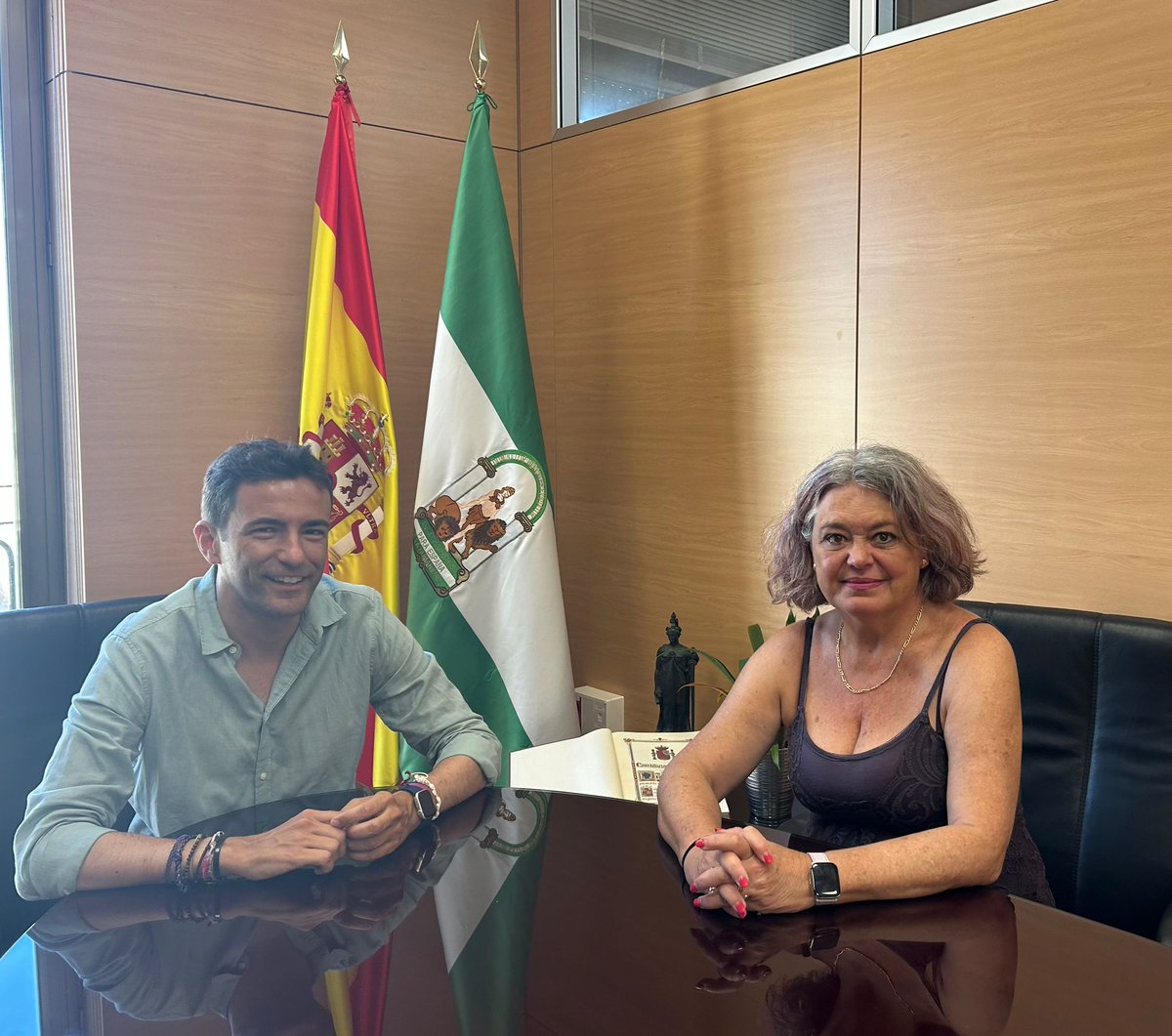 🤝 La subdelegada del Gobierno en Cádiz, Blanca Flores, ha recibido al delegado del Gobierno en #Cantabria, Pedro Casares, quien firmó en el Libro de Honor de la Subdelegación. Un gesto que refuerza la cercanía institucional.
#GobiernoDeEspaña #Cádiz