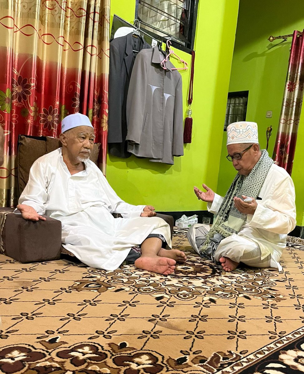 Mautul Alim mautul alam.
Sugeng tindak simbah KH. Thoifur Mawardi (Pengasuh Pondok Pesantren Darut Tauhid Kedungsari Purwerejo) 

Alfatihah..