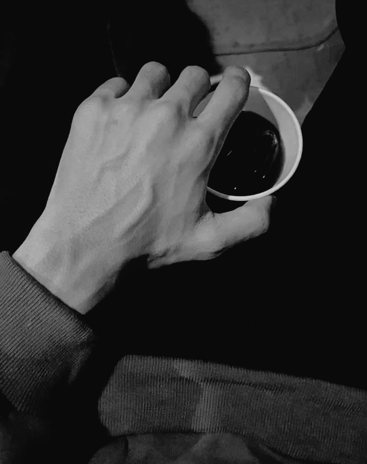 Alpha404_'s tweet image. Got my hands so cold right now, I need shirts (or panties) to slipped it in