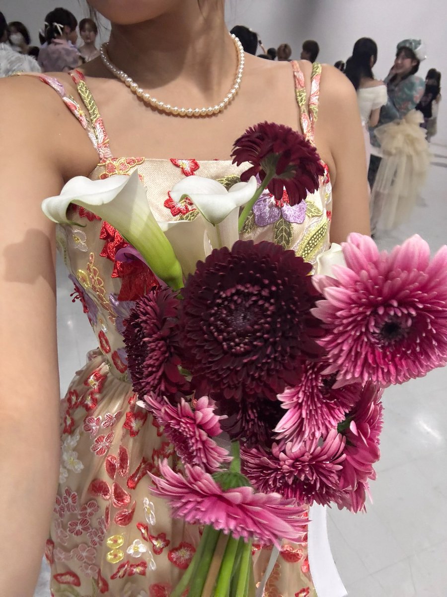 松下園芸様に、ワンピースに合う素敵な花束を作っていただきました✨
本当にお花がどれも生き生きしていてすごくパワーもらった💐
matsushitaengei.com/?fbclid=PAQ0xD…