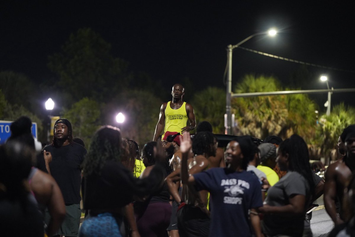 NewEmergingKing's tweet image. Over 200 people running downtown at 5AM this morning— and it’s been like this for a month straight.

Discipline &amp;gt; hype.
Movement &amp;gt; talk.

Albany, GA is showing the country what community looks like. 🏃🏾‍♂️✨
#WeAreTheTraffic