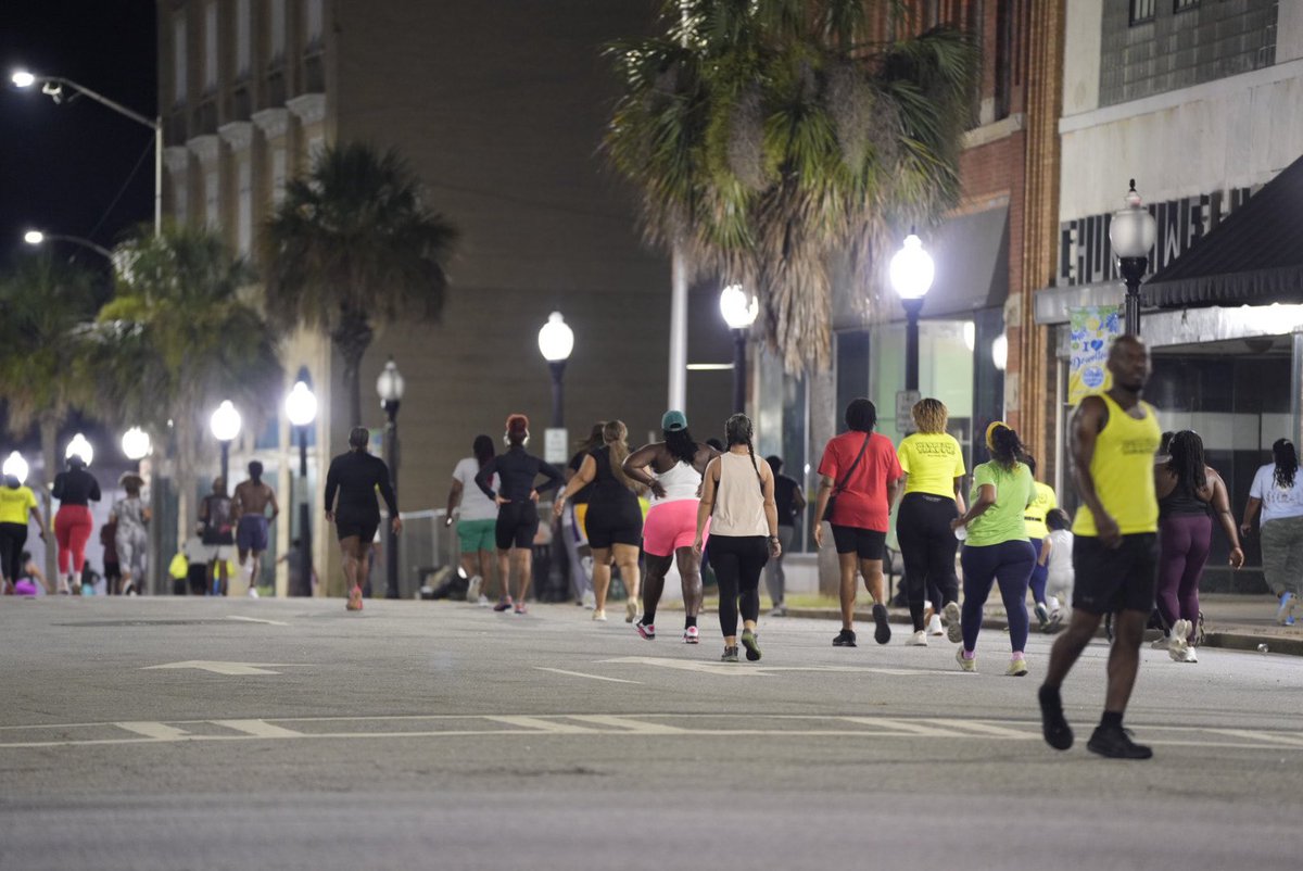 NewEmergingKing's tweet image. Over 200 people running downtown at 5AM this morning— and it’s been like this for a month straight.

Discipline &amp;gt; hype.
Movement &amp;gt; talk.

Albany, GA is showing the country what community looks like. 🏃🏾‍♂️✨
#WeAreTheTraffic