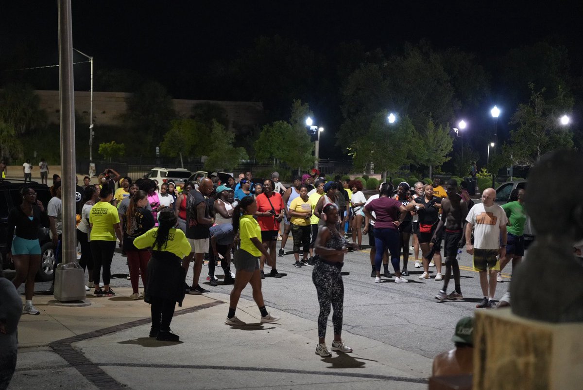 NewEmergingKing's tweet image. Over 200 people running downtown at 5AM this morning— and it’s been like this for a month straight.

Discipline &amp;gt; hype.
Movement &amp;gt; talk.

Albany, GA is showing the country what community looks like. 🏃🏾‍♂️✨
#WeAreTheTraffic