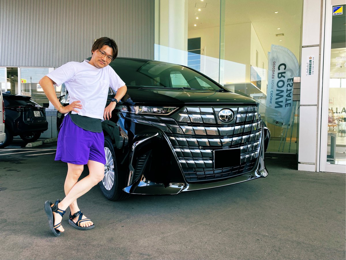 Tecccchama's tweet photo. アルファード構文でどうしても投稿したかったんだよね〜〜

ご覧の通り、40アルファード納車！
HEV！E-Four！後席モニター付き！

残クレとバカにしてもらって結構です。
違いますから笑

純正ホイールがカッコ悪すぎて耐えられず、翌日にLEXUS LS600h用に交換してしもた…
#アルファード
#納車
#新車 https://t.co/3sMRySjDeS
