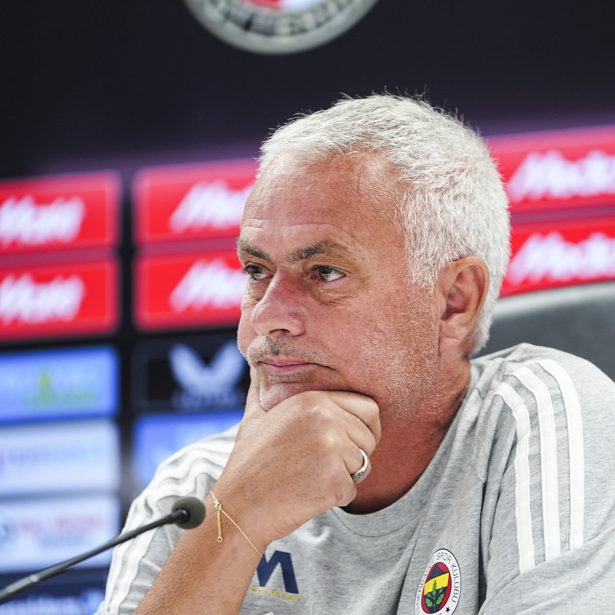 bpthaber's tweet image. Soru: "Birlikte çalışmak istediğiniz Brezilyalı oyuncu var mı?"
Jose Mourinho: "Bunu yapabilecek ekonomik gücü olmayan bir kulüpteyim."