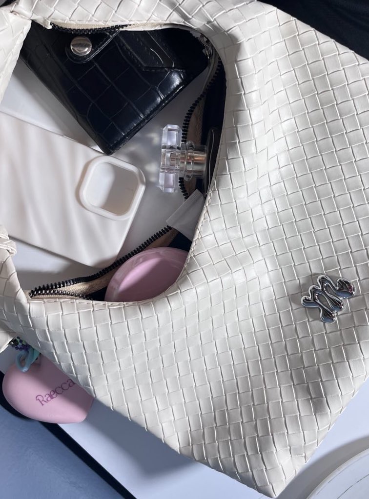 tas kecyil tapi muat banyak 😭👍🏻