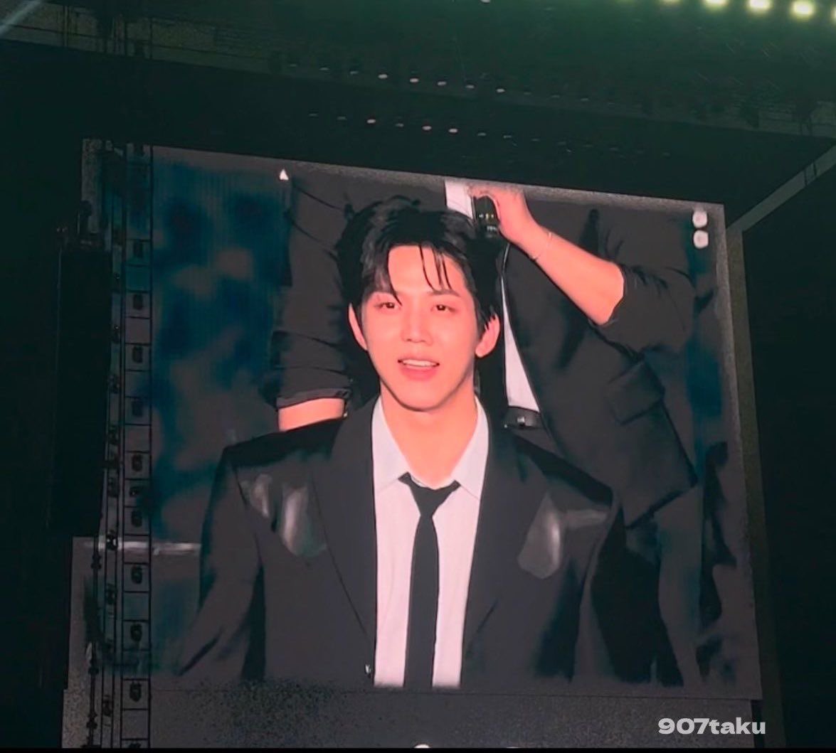 This pic makes me curse unconsciously. ✨PRINCE✨