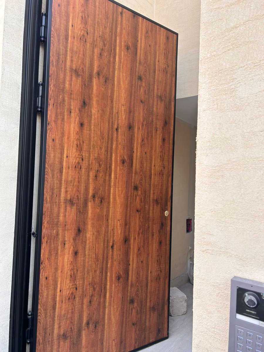 تبغى باب لفلتك يجمع بين الفخامة والحماية؟
أبواب الحديد المغلفة بكلادنج ألمنيوم بلون خشبي هي الخيار الذكي!

▪️ حديد متين يضمن أمان عالي
▪️ مظهر خشبي راقٍ يضيف لمسة فخامة
▪️ مقاومة ممتازة للعوامل الجوية
▪️ سهلة التنظيف وتدوم لسنوات

للطلب والاستفسار: تادو للمقاولات
📞 0541607077