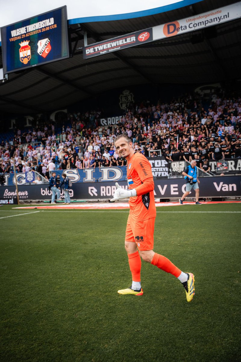 FCEindhoven's tweet photo. 𝟮 𝘄𝗲𝗱𝘀𝘁𝗿𝗶𝗷𝗱𝗲𝗻 𝗼𝗻𝗱𝗲𝗿𝘄𝗲𝗴, 𝟮 𝗰𝗹𝗲𝗮𝗻 𝘀𝗵𝗲𝗲𝘁𝘀 🧱🧤
#FCEindhoven #wilFCE #ClubvanGoeiVolk https://t.co/PuStdD78tN