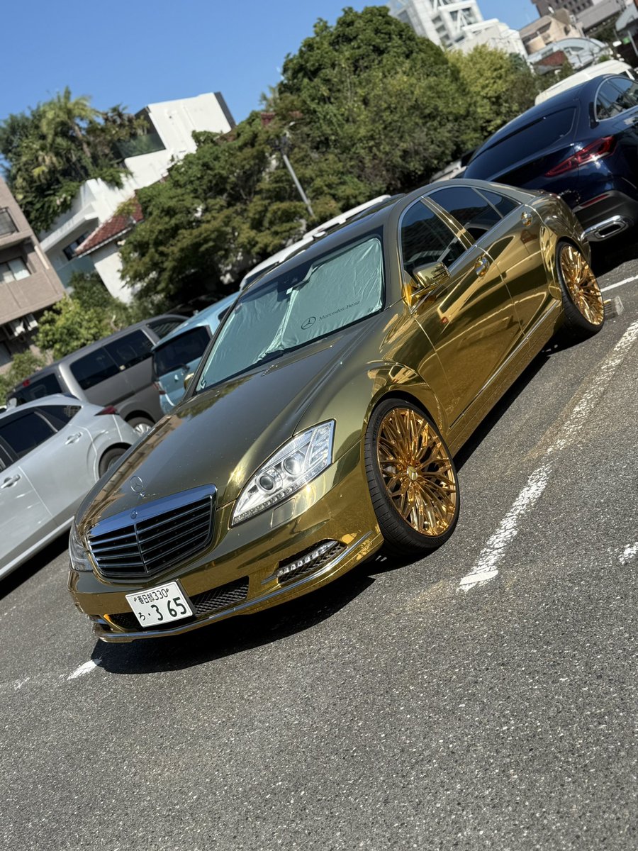 SHO_aka_STIME's tweet photo. よく車のナンバーを見てバカにしてくる奴いるけどなんなん？
俺は三郷だから春日部ナンバーなんだよ
そして渋谷にS.TIMEアパレルをやってるからよく渋谷にいるんだよ
この型落ちゴールドベンツは春日部ナンバーで世界でバズってるんだよ
これが俺のスタイルなんだよ
その人の個性やスタイルをバカにする奴らは自分のスタイルがない証拠