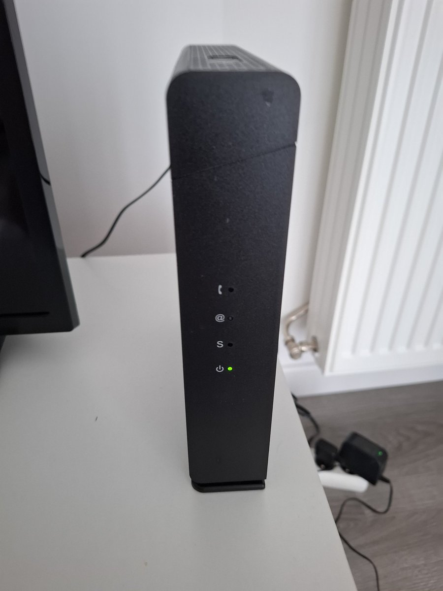 reikersone's tweet photo. A #sfr j’ espère que vous serez tous virés,  j’ ai pas de réseau depuis le 3 août,  j’ ai porté plainte contre vous pour escroquerie,  ma box est comme ça depuis le 3 août,  aucun geste co bande de rats. Vous êtes des escrocs #dgccrf #arcep #bfmtv https://t.co/0ZMDIjEA90