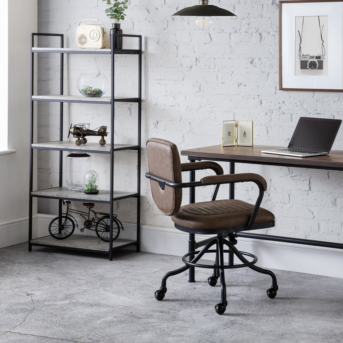 Add an industrial edge to your #homeoffice or #study with the Gehry Industrial #OfficeChair. Upholstered in soft-touch brown faux leather with a stylish quilted design, this chair combines comfort with modern urban character.

🛒 oakfurnitureuk.com/gehry-industri…
-
-
#computerchair #office
