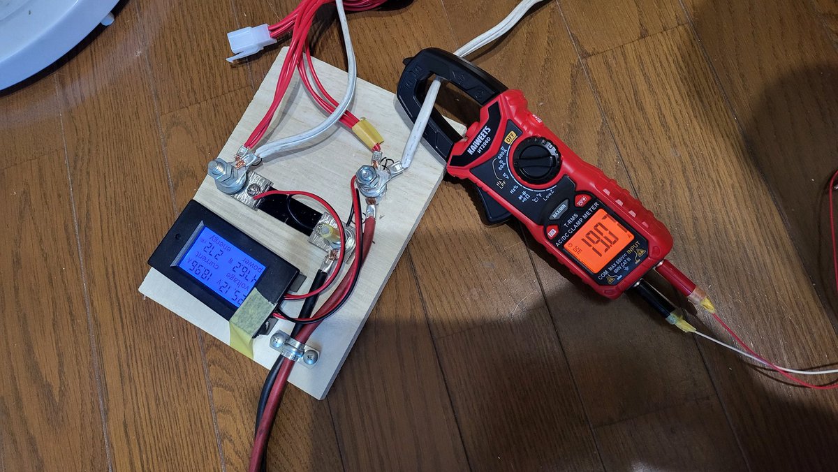 今月のお仲間。マルチクランプテスター。
挟むだけで電流測定出来るなんてソレ、精度怪しいんじゃないの？って思ってたけど購入。
結果、ナニコレスゴイ!
3千円ですよ。
即席で作った抵抗配線で精度バッチリなんすけど。
他、電圧から抵抗から色々計れるのに万能すぎやろ!