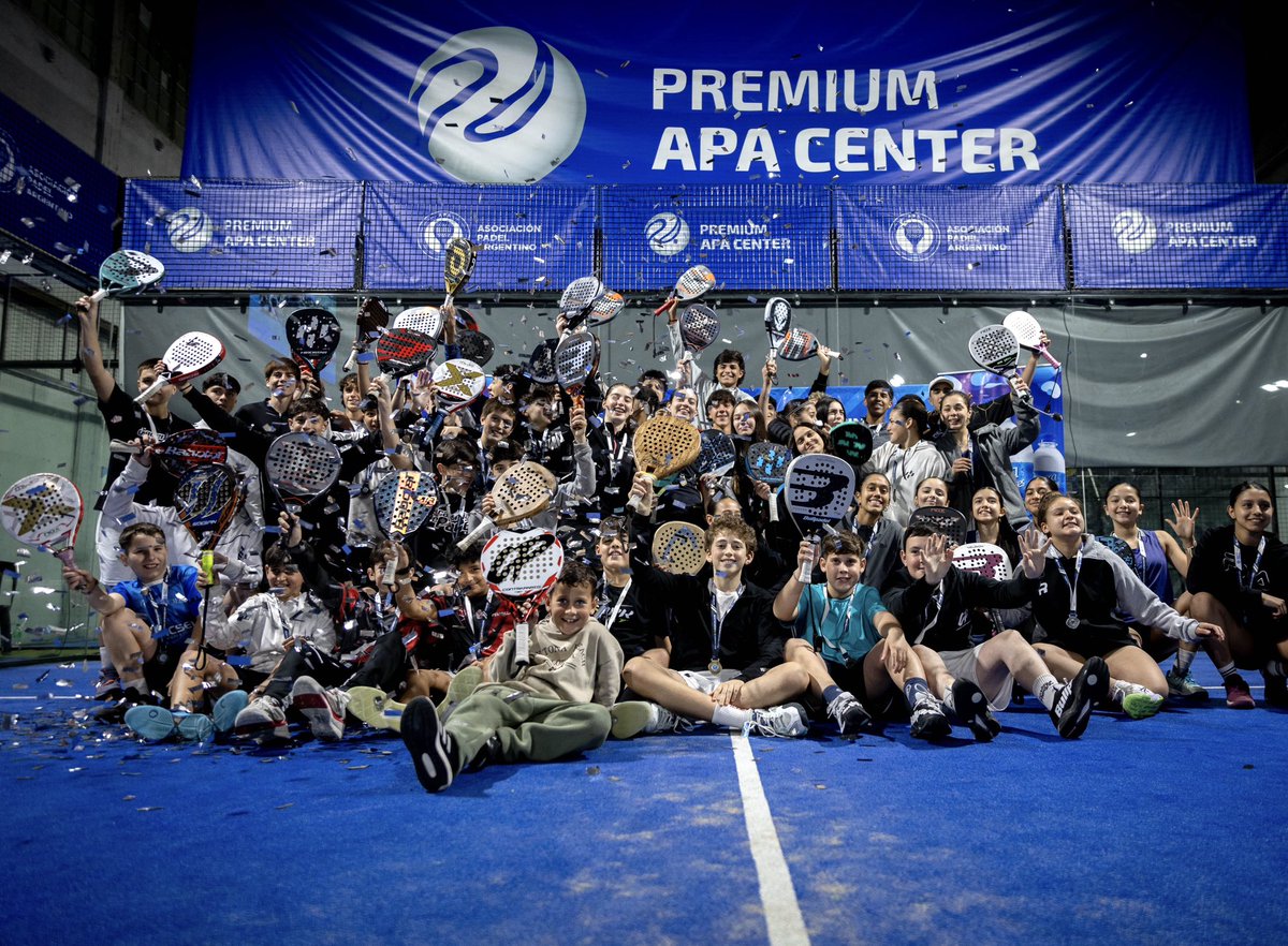 Padel_APA's tweet photo. No son solo jugadores, son compañeros, amigos y una gran familia del pádel. 🫶🥹
Así cerramos el Máster Final de Menores, orgullosos de este semillero que sigue creciendo. 💪🎾
#SomosAPA #APA #ElSemillero https://t.co/2KZ3sqooaU