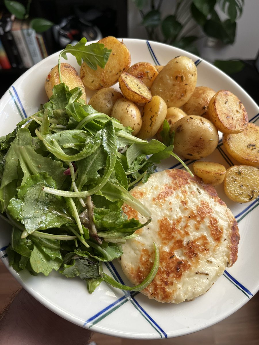 vorlas's tweet photo. haloumi s opečenými 🥔🥔 a salatkem s medovo-hořčičným dresinkem🙂 https://t.co/WEi4qgWhtY