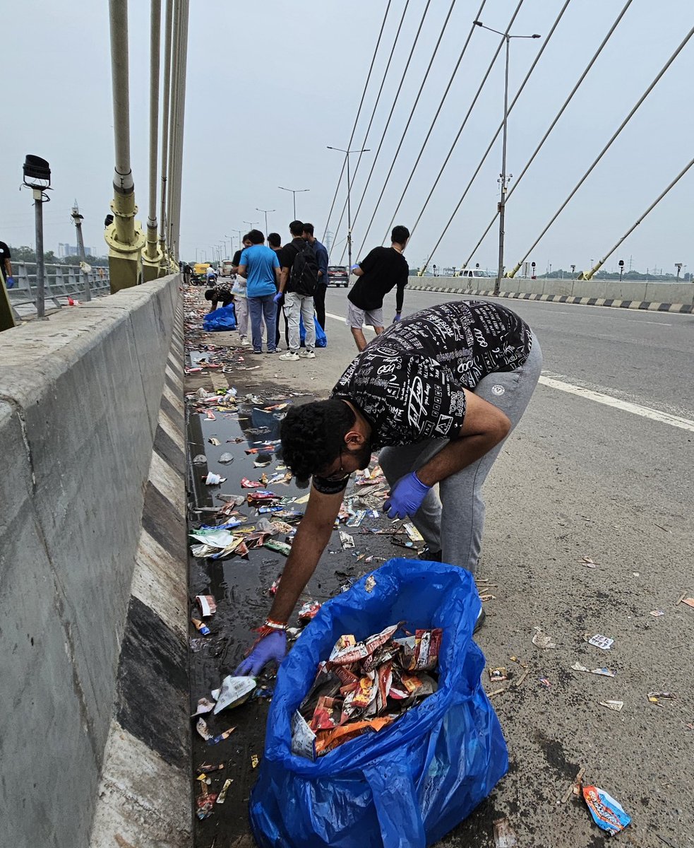 vrikshit's tweet photo. Last Sunday, @vrikshit, with the Support of @enclubmrt, cleaned the iconic Signature Bridge, Delhi. 💪
We removed over 850+ kgs of waste from one of the city’s most beautiful landmarks.
But here’s the shocking part 👇🧵1/5 https://t.co/TdhkMQVoR7