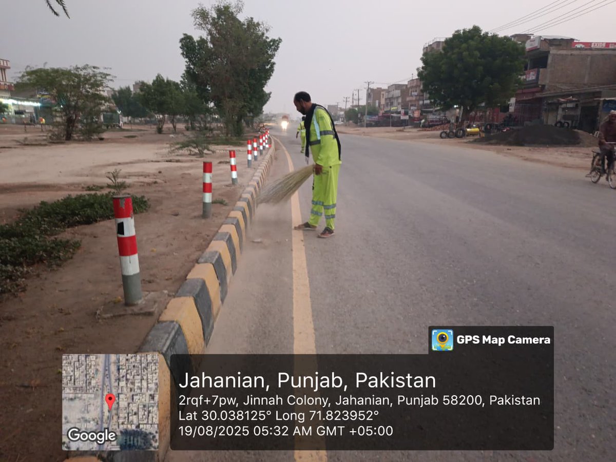 PunjabTehs26739's tweet photo. Cleaning Road Divider in Tehsil Jahanian
#suthrapunjabprogram
#paceevergreeninitiative
#MWMC
#foryoupage https://t.co/SoSvYsf3zg